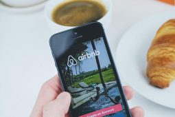 Tá leas thionscal na turasóireachta curtha chun cinn ar leas daoine gan dídean