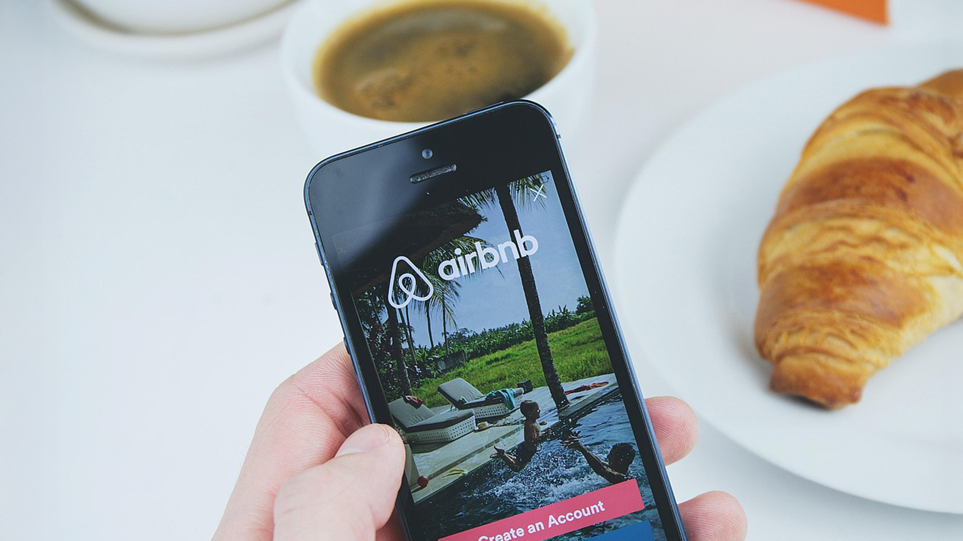 Tá leas thionscal na turasóireachta curtha chun cinn ar leas daoine gan dídean