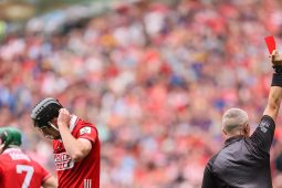 Mo léan, tá an iománaíocht ag éirí cosúil leis an rugbaí