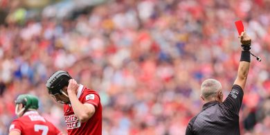 Mo léan, tá an iománaíocht ag éirí cosúil leis an rugbaí