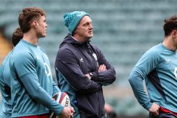 Ar na Sasanaigh atá an brú ar fad agus gan aon duine ag tabhairt seans d’Éirinn