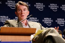 Peter Mandelson gafa ag póilíní Shasana agus ‘mí-iompar in oifig phoiblí’ curtha ina leith