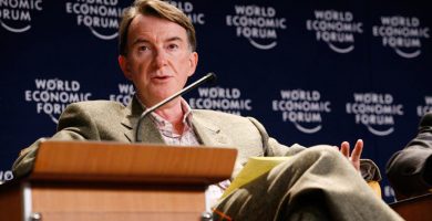 Peter Mandelson gafa ag póilíní Shasana agus ‘mí-iompar in oifig phoiblí’ curtha ina leith