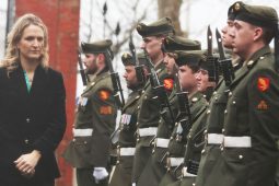 Deimhníonn neamhaird ar na fórsaí cosanta go gcaithfear cabhair a lorg thar lear