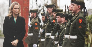 Deimhníonn neamhaird ar na fórsaí cosanta go gcaithfear cabhair a lorg thar lear