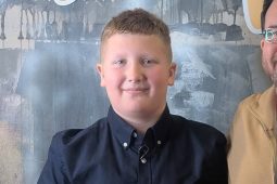 ‘Is breá liom an fharraige agus an ceol ach braithim uaim mo sheantuismitheoirí is mo chairde’ – Úcránach óg sa Ghaeltacht