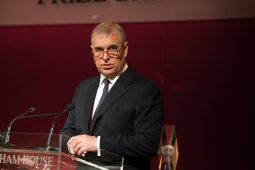 ‘Caithfear an dlí a chur i bhfeidhm’ a deir Rí Shasana agus a dheartháir gafa ag na póilíní