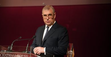 ‘Caithfear an dlí a chur i bhfeidhm’ a deir Rí Shasana agus a dheartháir gafa ag na póilíní