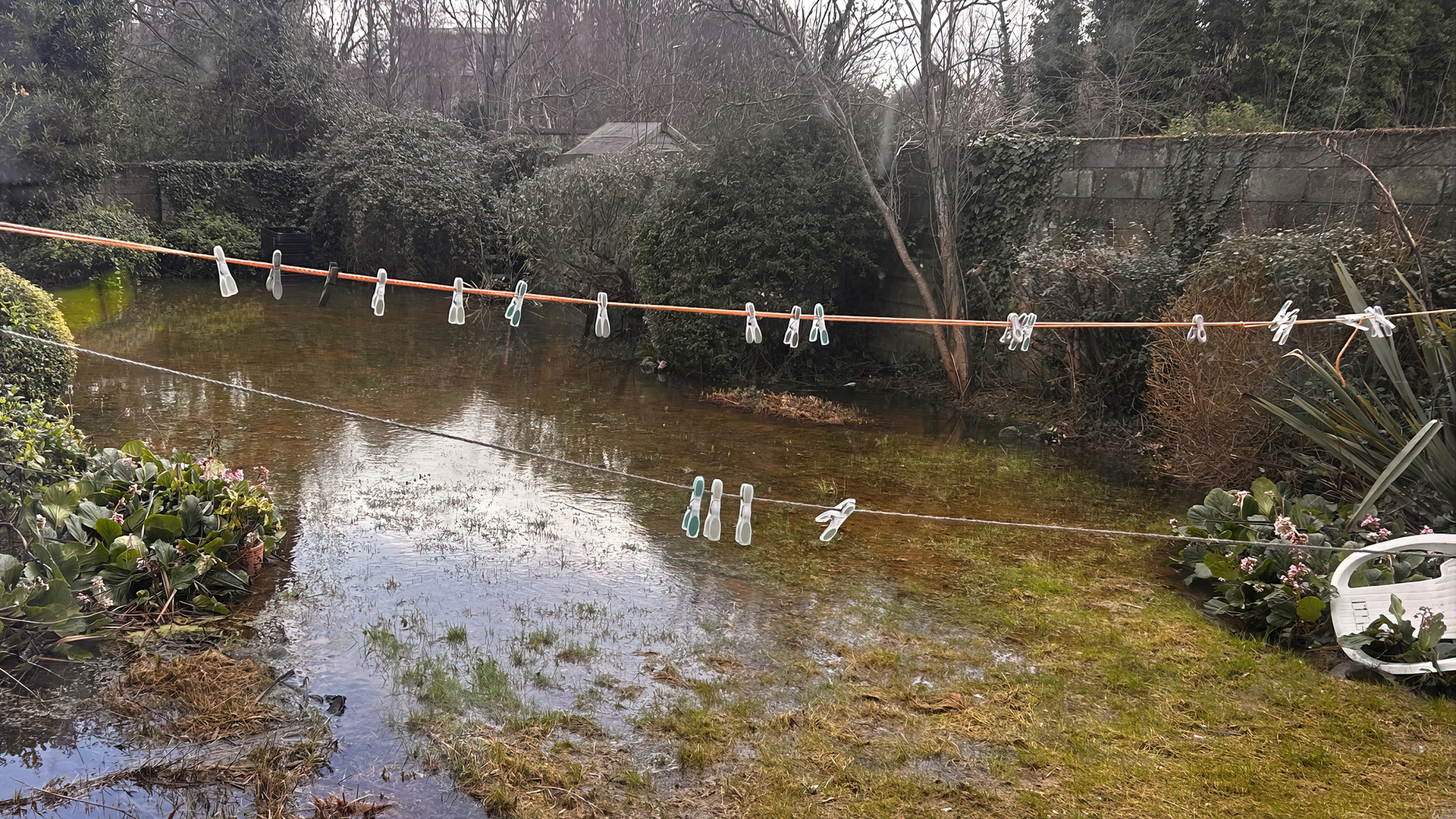Ní fhaca an bhean bhocht an lá ag teacht go mbeadh sí fágtha léi féin agus an gairdín ina lochán uisce
