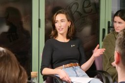 Pobal na Gaeilge in ‘áit leochaileach’ sa phlé ar Éirinn Aontaithe – taighde