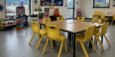 FÍSEÁN: An chéad ghaelscoil in oirthear Bhéal Feirste – scéal tuismitheora agus múinteora