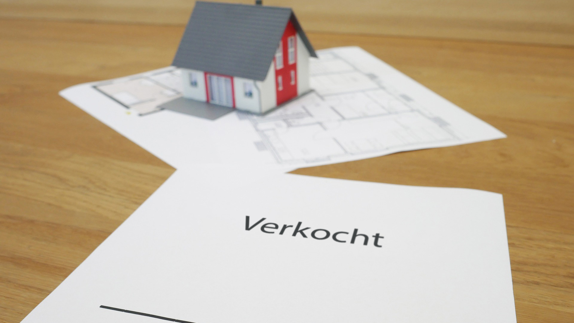 Anois tá sé rómhall … tá mo mháthair tar éis bháis agus an teach inar chaith mé m’óige díolta