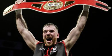 D’imir sé peil, sacar agus rugbaí ach is leis na miotóga atá cáil bainte amach ag Kieran Molloy