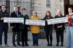 Comharthaíocht dhátheangach ceadaithe i bPort an Dúnáin tar éis dhá bhliain