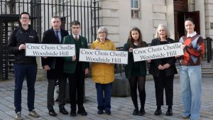 Comharthaíocht dhátheangach ceadaithe i bPort an Dúnáin tar éis dhá bhliain