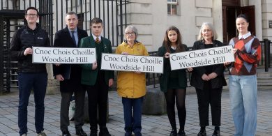 Comharthaíocht dhátheangach ceadaithe i bPort an Dúnáin tar éis dhá bhliain