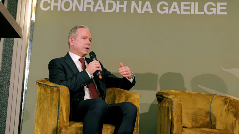 ‘Tá radacaigh déanta de ghníomhaithe óga teanga ag an naimhdeas don Ghaeilge’ – Coimisinéir Gaeilge