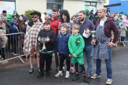 GAILEARAÍ: Ceol, craic agus comhluadar ag paráid na Féile Pádraig Bhéal Átha an Ghaorthaidh