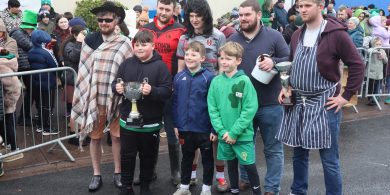 GAILEARAÍ: Ceol, craic agus comhluadar ag paráid na Féile Pádraig Bhéal Átha an Ghaorthaidh