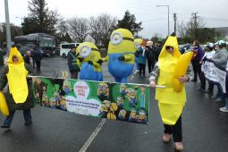 GAILEARAÍ: Slua maith ag paráid Lá Fhéile Pádraig Ghaoth Dobhair in ainneoin na báistí