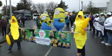 GAILEARAÍ: Slua maith ag paráid Lá Fhéile Pádraig Ghaoth Dobhair in ainneoin na báistí