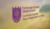 Comhairleoirí aontachtacha in éadan comharthaí dátheangacha Béarla-Ultaise