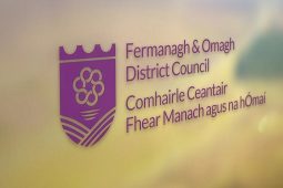 Comhairleoirí aontachtacha in éadan comharthaí dátheangacha Béarla-Ultaise