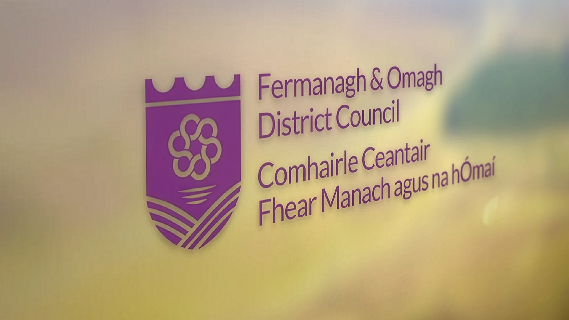 Comhairleoirí aontachtacha in éadan comharthaí dátheangacha Béarla-Ultaise