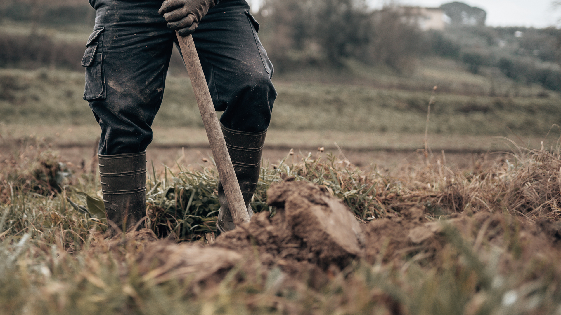Ar leantóir an tarracóra a rinne Páraic Chóilín Sheáin Dhúdara an t-aistear deireanach óna theach cónaithe