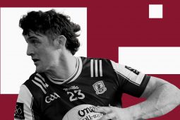 D’imir sé peil, sacar agus rugbaí ach is leis na miotóga atá cáil bainte amach ag Kieran Molloy