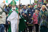 GAILEARAÍ: Kneecap agus Naomh Bríd agus Naomh Padraig ag paráid Lá Fhéile Padraig  ar an Spidéal
