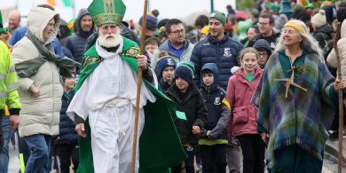 GAILEARAÍ: Kneecap agus Naomh Bríd agus Naomh Padraig ag paráid Lá Fhéile Padraig  ar an Spidéal