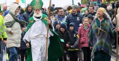 GAILEARAÍ: Kneecap agus Naomh Bríd agus Naomh Padraig ag paráid Lá Fhéile Padraig  ar an Spidéal