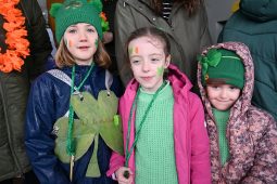 GAILEARAÍ: ‘Sprid, croí, caid agus teanga’ chun cinn ag paráid na féile Pádraig i mBaile an Fheirtéaraigh