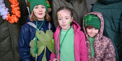 GAILEARAÍ: ‘Sprid, croí, caid agus teanga’ chun cinn ag paráid na féile Pádraig i mBaile an Fheirtéaraigh