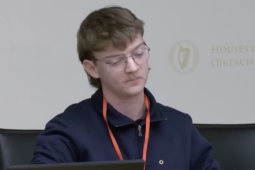 ‘Ní bheidh pobal ná teanga fágtha ar Árainn mar gheall ar chúrsaí pleanála’ – a chás déanta ag Árannach óg i dTeach Laighean