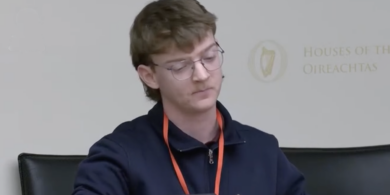 ‘Ní bheidh pobal ná teanga fágtha ar Árainn mar gheall ar chúrsaí pleanála’ – a chás déanta ag Árannach óg i dTeach Laighean