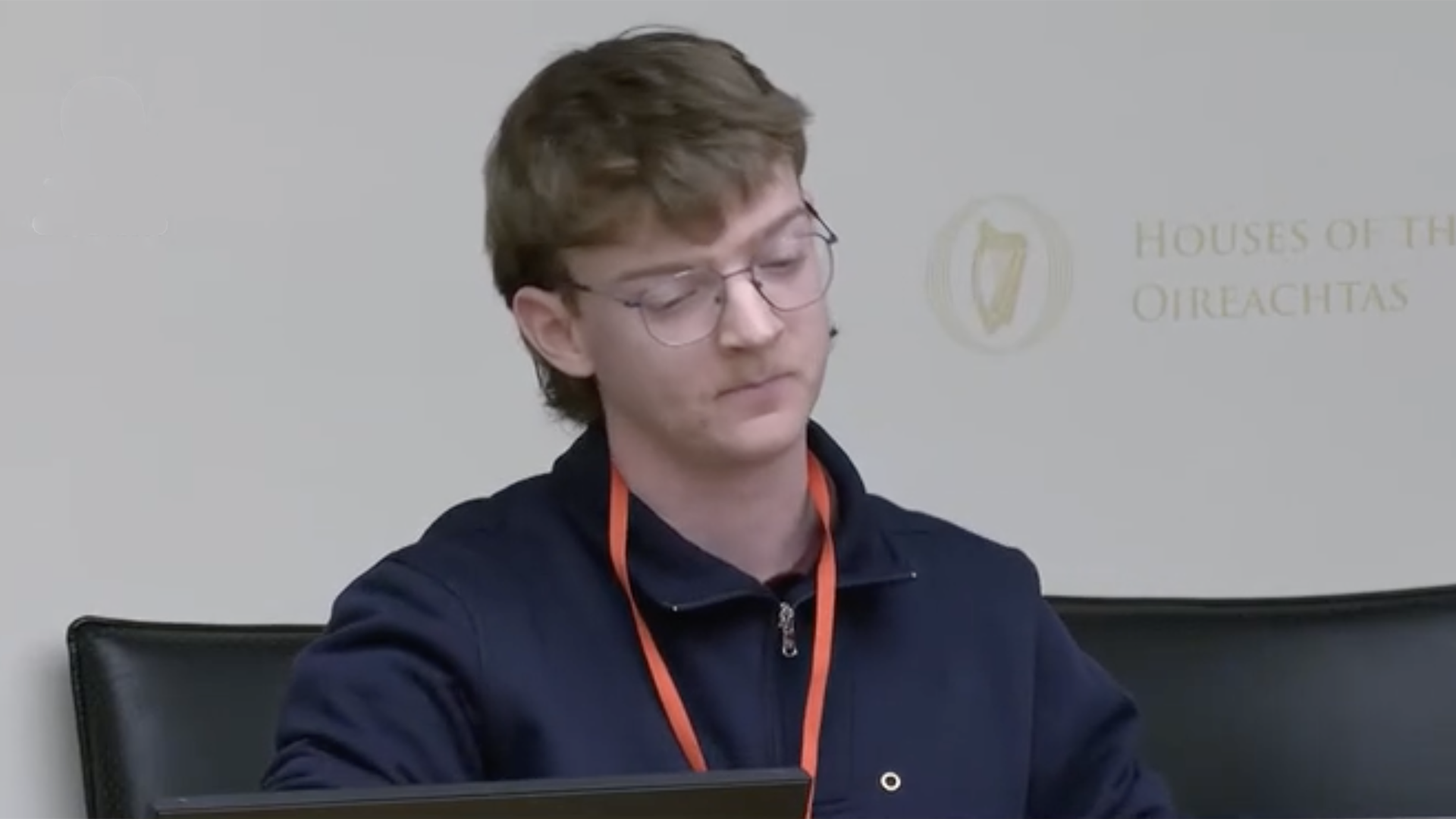 ‘Ní bheidh pobal ná teanga fágtha ar Árainn mar gheall ar chúrsaí pleanála’ – a chás déanta ag Árannach óg i dTeach Laighean