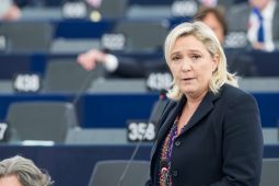 ‘Anois nó go brách’ – deis ag páirtí Le Pen dul chun cinn a dhéanamh