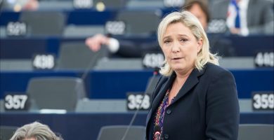 Clib mhonatóireachta le caitheamh ag Marine Le Pen ach is féidir léi seasamh don uachtaránacht