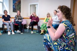 Cúrsa Manainnise do chainteoirí Gaeilge ar siúl mar chuid de Scoil Samhraidh Mhanann