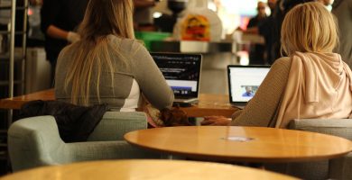 Bhí mé ag súil le bheith i m’fhánaí digiteach arís, ach tá an saol sa chaifé athraithe