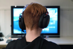 Na páistí ‘as láthair’ á bhfágáil ar an trá fholamh