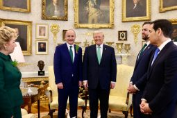 Tá an t-ádh glan ar an Uachtarán Catherine Connolly ‘go bhfuil mo leithéidse ann’, a deir Donald Trump ag cruinniú na Féile Pádraig