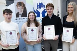 GAILEARAÍ: Sparánachtaí PJ Mhuiceanach bronnta ar bheirt iarscoláirí ó Scoil Chuimsitheach Chiaráin na Ceathrún Rua