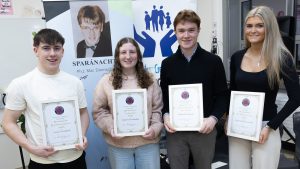 GAILEARAÍ: Sparánachtaí PJ Mhuiceanach bronnta ar bheirt iarscoláirí ó Scoil Chuimsitheach Chiaráin na Ceathrún Rua