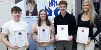 GAILEARAÍ: Sparánachtaí PJ Mhuiceanach bronnta ar bheirt iarscoláirí ó Scoil Chuimsitheach Chiaráin na Ceathrún Rua