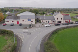 ‘Ceart bunúsach’ á shéanadh ar pháistí na Gaeltachta i Ráth Chairn – grúpa tuismitheoirí