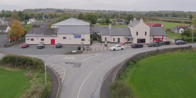 ‘Ceart bunúsach’ á shéanadh ar pháistí na Gaeltachta i Ráth Chairn – grúpa tuismitheoirí