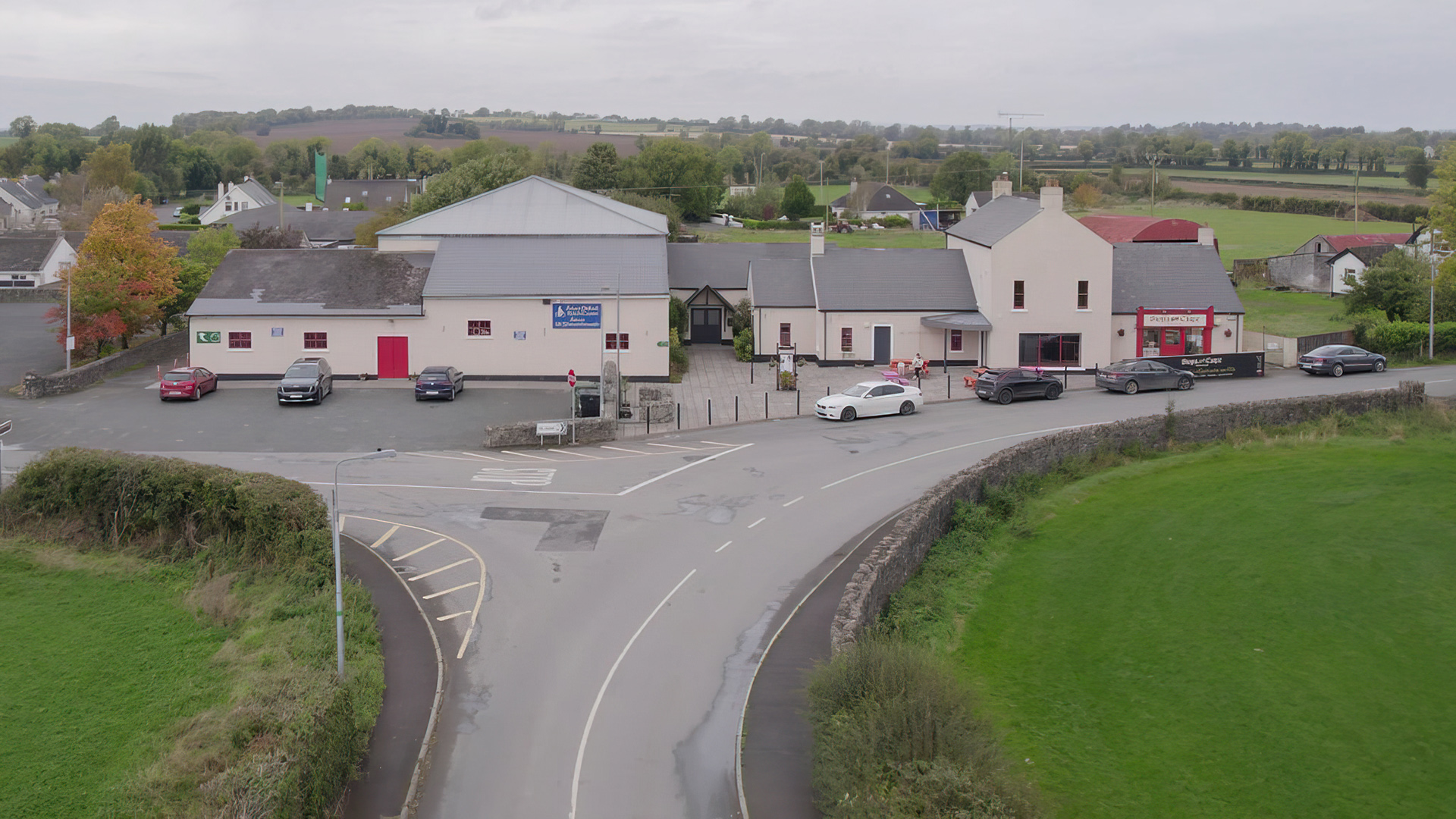 ‘Ceart bunúsach’ á shéanadh ar pháistí na Gaeltachta i Ráth Chairn – grúpa tuismitheoirí